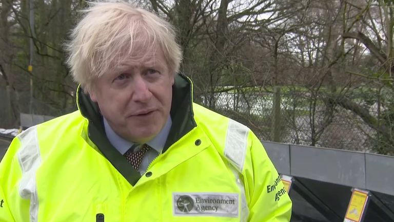 Boris Johnson visite les zones touchées par les inondations dans le Grand Manchester. 