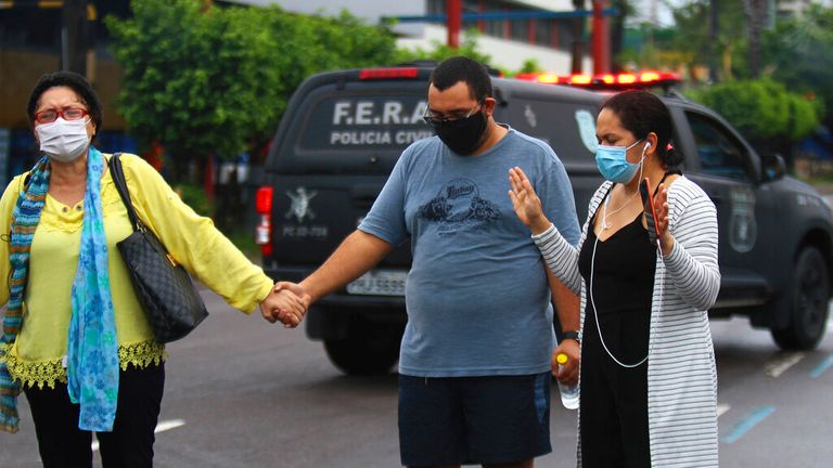 Les familles sont désemparées alors que le système de santé local s'effondre à Manaus