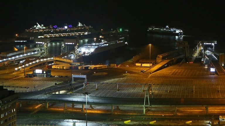 Le dernier ferry DFDS (au milieu) part de Douvres avant la fin de la période de transition du Brexit 