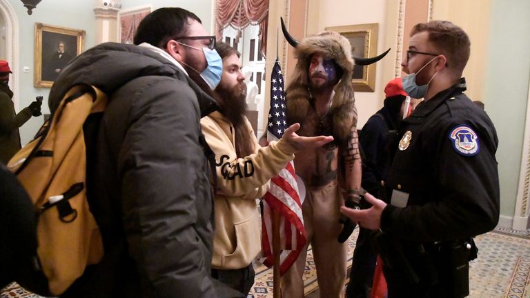 La police affronte des partisans du président Donald Trump alors qu'ils manifestent au deuxième étage du Capitole américain près de l'entrée du Sénat après avoir enfreint les défenses de sécurité, à Washington, États-Unis, le 6 janvier 2021. REUTERS / Mike Theiler