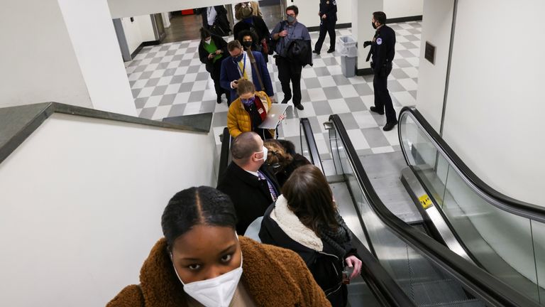 La police du Capitole américaine évacue les journalistes et les membres du personnel de presse de la Chambre du Capitole vers un immeuble de bureaux connecté, à Washington, États-Unis, le 6 janvier 2021. REUTERS / Jonathan Ernst