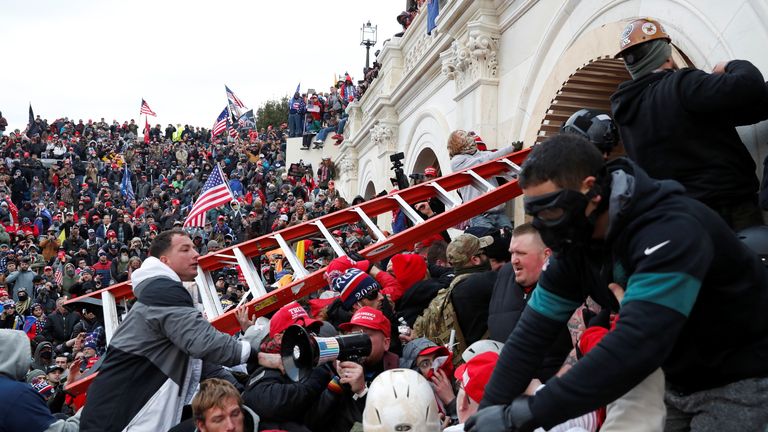 Les partisans de Donald Trump prennent d'assaut le Capitole américain