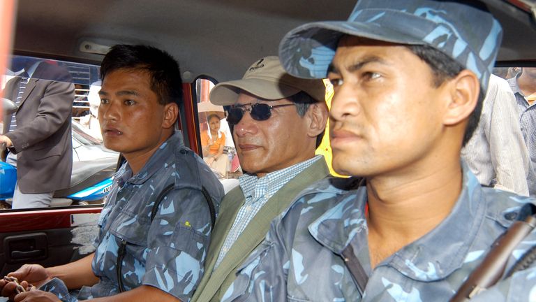 Le ressortissant français Charles Sobhraj (C) prend un taxi pour rentrer en prison accompagné de gardes dans la capitale népalaise Katmandou le 5 juillet 2004. Les autorités népalaises ont inculpé lundi le criminel notoire Sobhraj, connu sous le nom de 