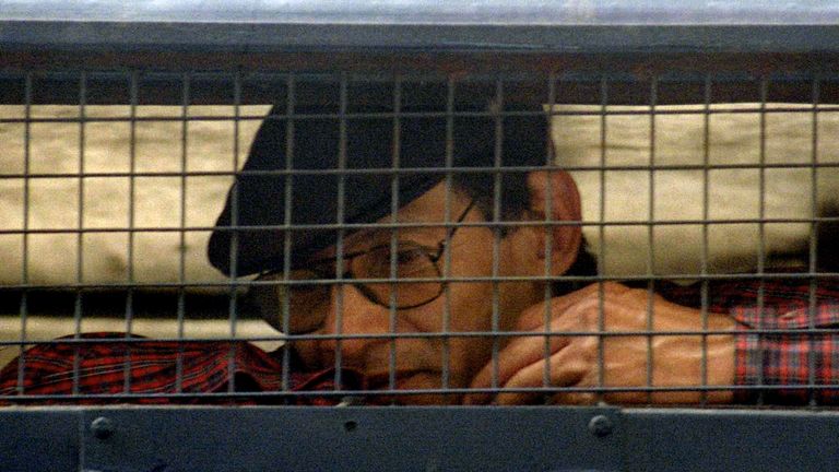 Le célèbre criminel Charles Sobhraj, 52 ans, est assis à l'intérieur d'un fourgon de police devant un tribunal de New Delhi le 24 février. L'Inde a officiellement ordonné à Sobhraj, qui a fait l'objet d'accusations de meurtre, de vol qualifié et de jailbreak, d'être expulsé vers sa France natale et de lui interdire de rentrer. en Inde.