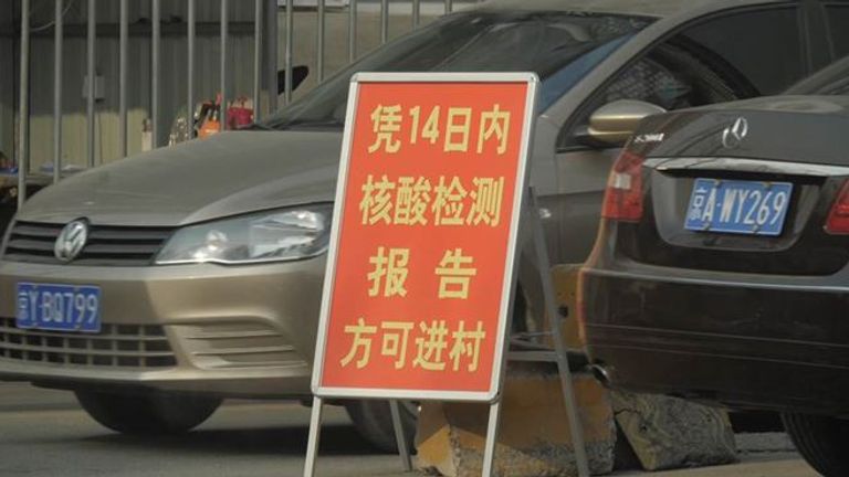 Un panneau à Pékin indiquant aux gens qu'ils ne peuvent pas entrer dans la zone à moins d'avoir un test COVID négatif