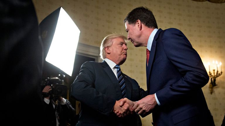 James Comey et Donald Trump se serrent la main