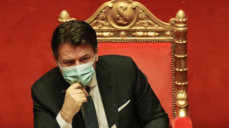 Le premier ministre Giuseppe Conte assiste à un débat au Sénat avant un vote de confiance, à Rome, le mardi 19 janvier 2021. Conte se bat pour sa vie politique avec un discours visant à renforcer le soutien à son gouvernement, qui a été critiqué par Le petit mais important parti Italia Viva (Italy Alive) de l'ancien premier ministre Matteo Renzi pour relancer l'économie ravagée par la pandémie.  (AP Photo / Alessandra Tarantino, piscine)