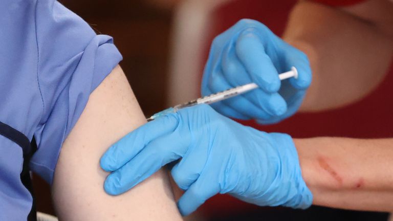 Le personnel des maisons de soins reçoit le vaccin Pfizer / BioNtech Covid-19 à Belfast