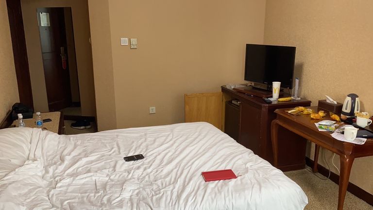 Article de Tom Cheshire sur sa mise en quarantaine forcée dans une chambre simple d'hôtel à Dalian, dans le nord-est de la Chine