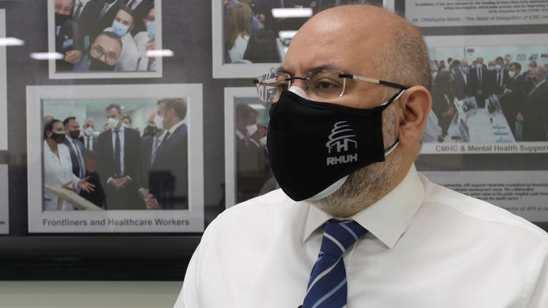 Le directeur du plus grand hôpital pour coronavirus du Liban, le Dr Firas Abiad, a déclaré que la décision du gouvernement d'assouplir les restrictions à Noël et au Nouvel An avait entraîné une énorme augmentation des cas et que les soins de santé étaient sur le point de s'effondrer