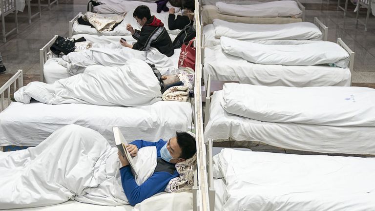 (210106) - BEIJING, 6 janvier 2021 (Xinhua) - Des patients infectés par le COVID-19 sont vus à l'hôpital de fortune de Jianghan à Wuhan, dans la province du Hubei en Chine centrale, le 5 février 2020. Le premier hôpital de fortune converti de un centre d'exposition de la ville de Wuhan a commencé à accepter des patients présentant des symptômes légers à 22 heures, le 5 février 2020 (Xinhua / Xiong Qi)
