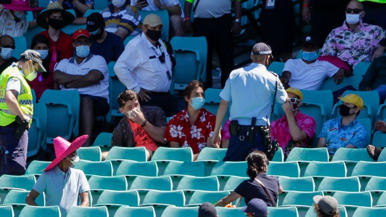 La police parle aux spectateurs alors que le jeu est arrêté après que des joueurs indiens se sont plaints