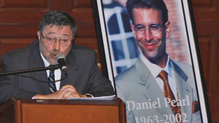 DOSSIER - Dans cette photo d'archive du 15 avril 2007, le Dr Judea Pearl, père du journaliste américain Daniel Pearl, tué par des terroristes en 2002, s'exprime à Miami Beach, en Floride, à la Cour suprême du Pakistan le jeudi 28 janvier 2021. , a ordonné la libération d'Ahmad Saeed Omar Sheikh qui a été reconnu coupable puis acquitté de la décapitation horrible du journaliste américain Pearl en 2002. Le tribunal a également rejeté l'appel de l'acquittement de Sheikh par la famille de Pearl.  (Photo AP / Wilfredo Lee, dossier)