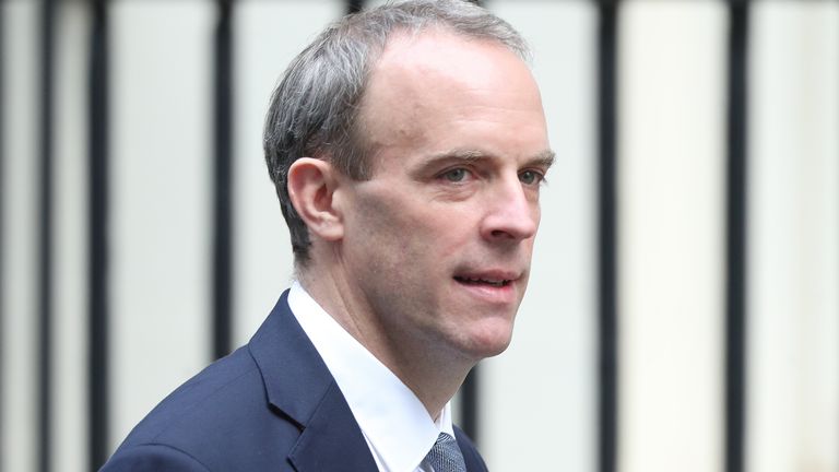 Le secrétaire aux Affaires étrangères, Dominic Raab, arrive à Downing Street, à Londres, au cours de la dernière semaine d'un verrouillage national de quatre semaines pour freiner la propagation du coronavirus.