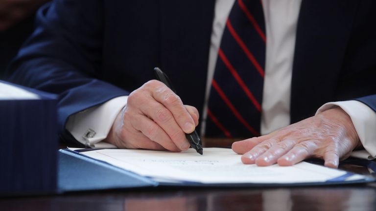 M. Trump a signé le projet de loi dans le bureau ovale 