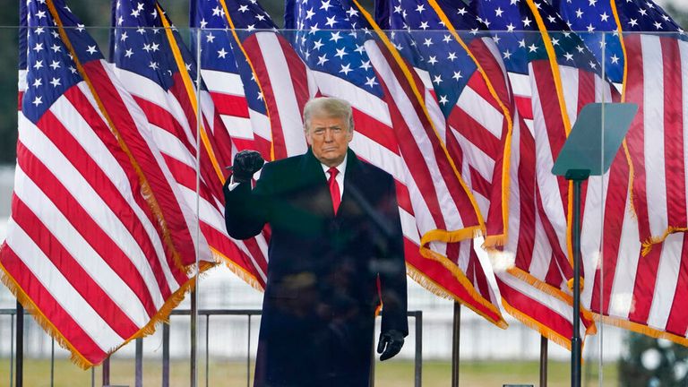 Le président Donald Trump est photographié s'adressant à des partisans avant que la violence n'éclate
