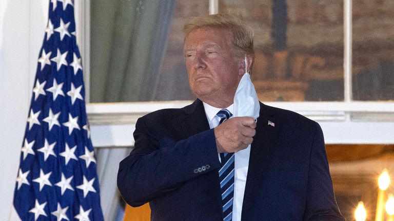 Donald Trump enlève son masque à son retour à la Maison Blanche lundi soir