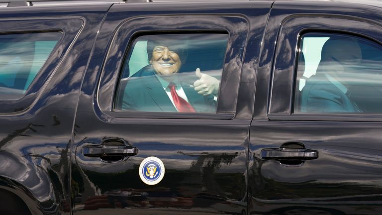 Donald Trump a salué les supporters après son arrivée en Floride.  Pic: AP