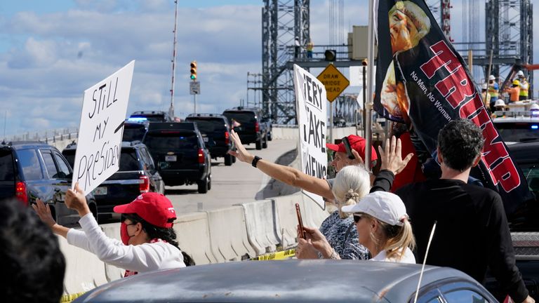 Les partisans de Trump ont salué son cortège alors qu'il se rendait à sa station balnéaire de Mar-a-Lago.  Pic: AP