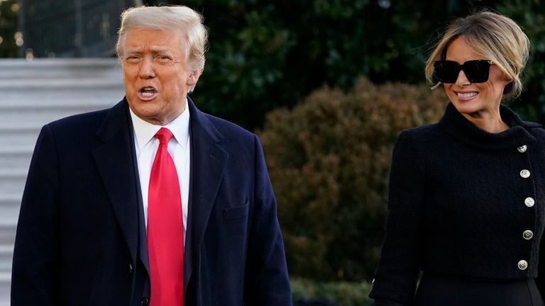 Le président Donald Trump et la première dame Melania Trump s'arrêtent pour parler avec les médias alors qu'ils marchent à bord de Marine One sur la pelouse sud de la Maison Blanche.  Pic: AP