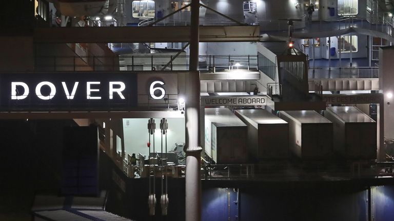 Les camions montent à bord du dernier ferry DFDS depuis le port de Douvres