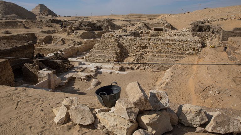 Le site de fouilles où l'archéologue égyptien Zahi Hawass et son équipe ont mis au jour un trésor d'anciens cercueils, artefacts et crânes dans une vaste nécropole au sud du Caire, dimanche 17 janvier 2021, à Saqqara, au sud du Caire, en Égypte.  (Photo AP / Nariman El-Mofty)