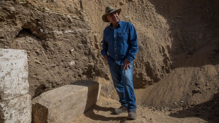 L'archéologue égyptien Zahi Hawass se tient sur le site de fouilles du temple funéraire de la reine Nearit, l'épouse du roi Teti, où lui et son équipe ont déterré une vaste nécropole remplie de puits funéraires, de cercueils et de momies datant du Nouvel Empire 3000 avant JC, dimanche , 17 janvier 2021, à Saqqarah, au sud du Caire, Égypte.  (Photo AP / Nariman El-Mofty)