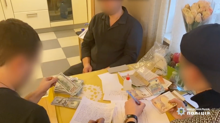 Les policiers ont enregistré le numéro de série des billets de banque saisis.  Pic: Police nationale d'Ukraine