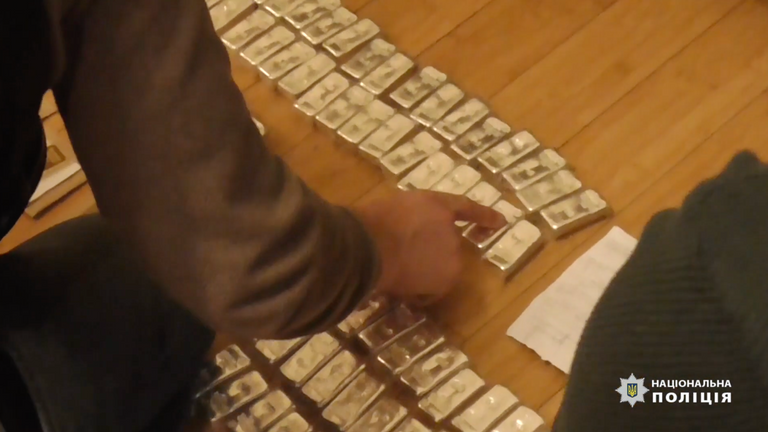 Des lingots d'or ont été saisis sur les propriétés des suspects.  Pic: Police nationale d'Ukraine