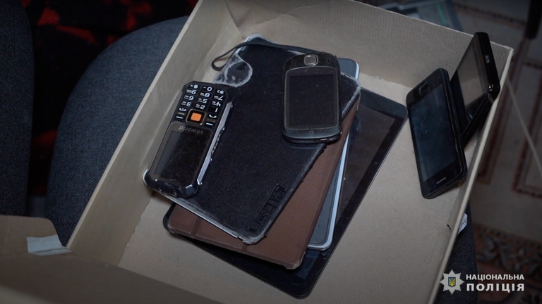Des téléphones ont été saisis sur les propriétés des criminels.  Pic: Police nationale d'Ukraine