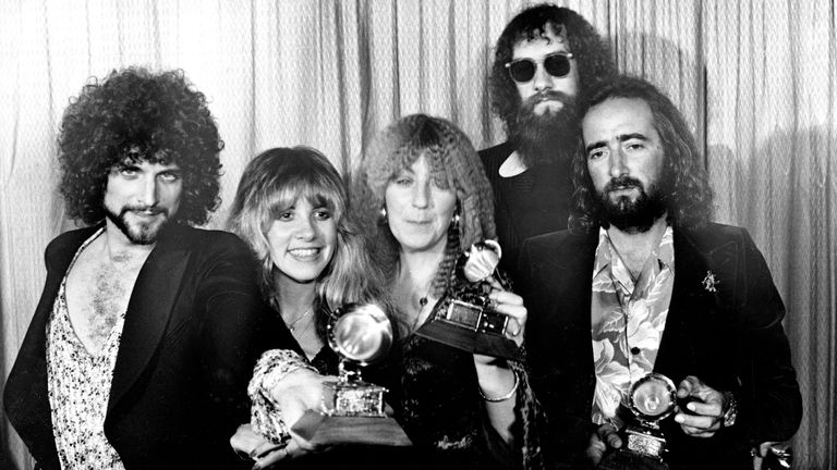 Fleetwood Mac, de gauche à droite, Lindsey Buckingham, Stevie Nicks, Christine McVie, Mick Fleetwood, portant des lunettes de soleil, et John McVie, posent avec leurs Grammys aux Grammy Awards annuels à Los Angeles en 1978