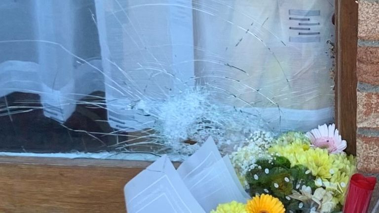 Trous de balle dans l'une des fenêtres après le tournage