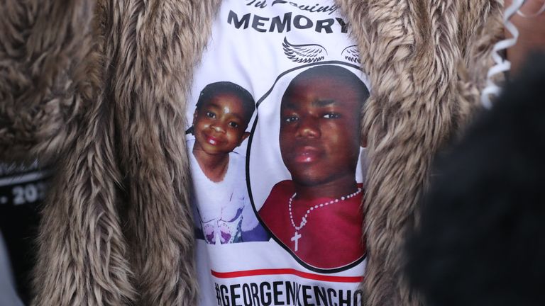 Une personne portant un t-shirt commémoratif lors d'un rassemblement en souvenir de George Nkencho à Dublin