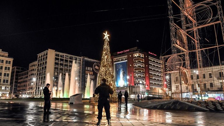 Des policiers patrouillent sur la place centrale d'Athènes, en Grèce, pendant un couvre-feu imposé après 22 heures