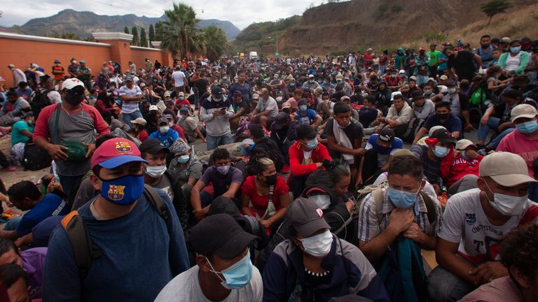Les migrants honduriens se rassemblent devant un barrage routier de la police sur une autoroute à Vado Hondo, au Guatemala.  Pic: AP