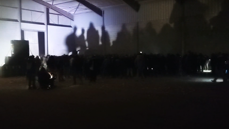 Crédit: Nicolas Mercier / Hors-Zone Press Une rave illégale du Nouvel An qui a attiré quelque 2 500 personnes dans les hangars au sud de Rennes s'est poursuivie jusqu'au 2 janvier avant de se terminer tôt le matin.