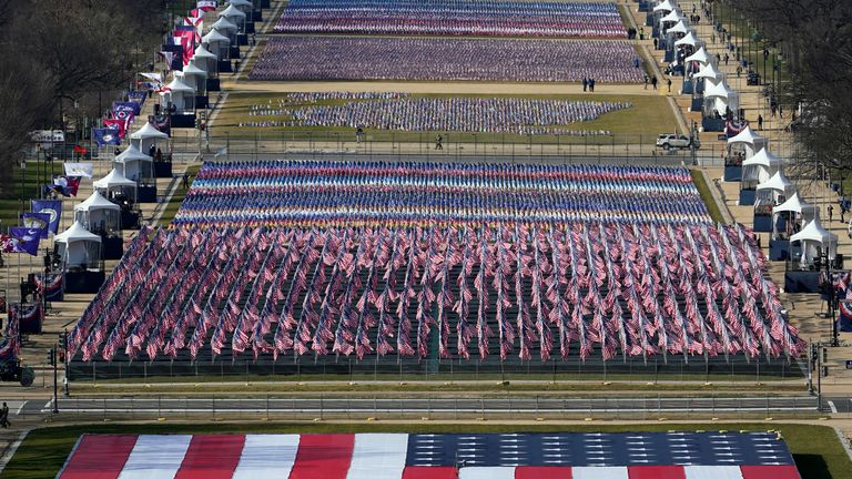 Les drapeaux ont remplacé les gens sur le célèbre National Mall de Washington
