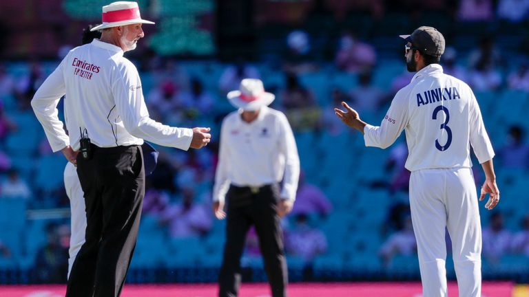 Le capitaine indien Ajinkya Rahane, à droite, fait des gestes alors qu'il parle avec l'arbitre Paul Wilson pendant le jeu du troisième jour