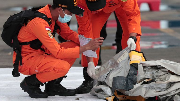 Les sauveteurs inspectent les débris trouvés dans les eaux autour de l'endroit où un avion de passagers de Sriwijaya Air a perdu le contact avec les contrôleurs aériens peu de temps après le décollage, au centre de commandement de recherche et de sauvetage du port de Tanjung Priok à Jakarta, en Indonésie, dimanche 10 janvier. 2021. Le Boeing 737-500 a décollé de Jakarta pour Pontianak, la capitale de la province du Kalimantan occidental sur l'île de Bornéo en Indonésie, et a perdu le contact avec la tour de contrôle quelques instants plus tard.  (Photo AP / Dita Alangkara)