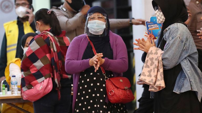Des proches de passagers arrivent dans un centre de crise mis en place à la suite d'un rapport selon lequel un avion de passagers de Sriwijaya Air a perdu le contact avec les contrôleurs aériens peu de temps après le décollage, à l'aéroport international Soekarno-Hatta de Tangerang, en Indonésie, le samedi 9 janvier 2021. Le Boeing 737-500 a décollé de Jakarta et a perdu le contact avec la tour de contrôle quelques instants plus tard.  (Photo AP / Tatan Syuflana)