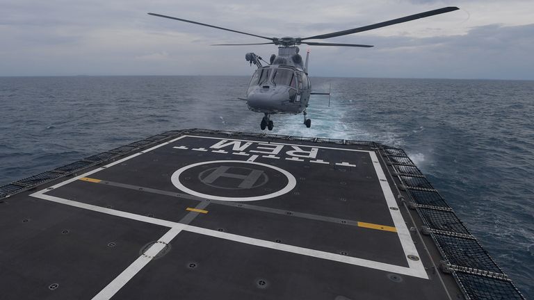 Un hélicoptère décolle pour une recherche aérienne du Sriwijaya Air SJ-182, qui s'est écrasé en mer, au large de la côte de Jakarta, en Indonésie, le 10 janvier 2021, sur cette photo prise par Antara Foto / Sigid Kurniawan / via Reuters.  À L'ATTENTION DES RÉDACTEURS - CETTE IMAGE A ÉTÉ FOURNIE PAR UN TIERS.  CRÉDIT OBLIGATOIRE.  INDONÉSIE OUT.
