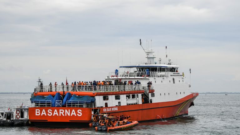 Un navire de recherche et de sauvetage des Basarnas indonésiens recherche le vol Sriwijaya Air SJ182, qui s'est écrasé en mer au large de la côte de Jakarta, en Indonésie, le 10 janvier 2021 sur cette photo prise par Antara Foto / Galih Pradipta via REUTERS À L'ATTENTION DES RÉDACTEURS - CETTE IMAGE A ÉTÉ FOURNIE PAR UN TROISIÈME. FÊTE.  CRÉDIT OBLIGATOIRE.  INDONÉSIE OUT.
