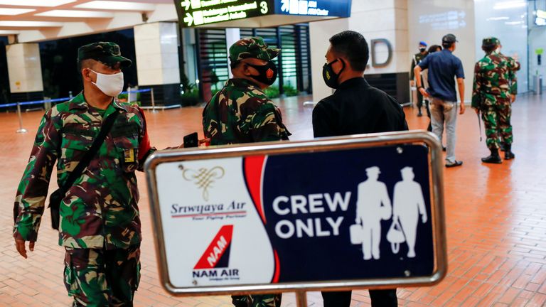 Des soldats indonésiens sont vus à l'aéroport international de Soekarno-Hatta après le vol d'avion SJ182 de Sriwijaya Air avec plus de 50 personnes à bord perdu le contact après le décollage