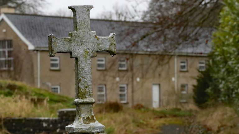 Vues générales de l'abbaye de Sean Ross à Roscrea, Tipperary, qui était la maison mère et bébé gérée par les Sœurs des Sacrés Cœurs de Jésus et de Marie de 1930 à 1970.