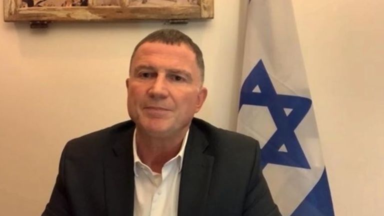 Le ministre de la Santé, Yuli Edelstein, a suggéré qu'Israël n'aiderait les Palestiniens qu'après que tous ses citoyens ont eu le coup