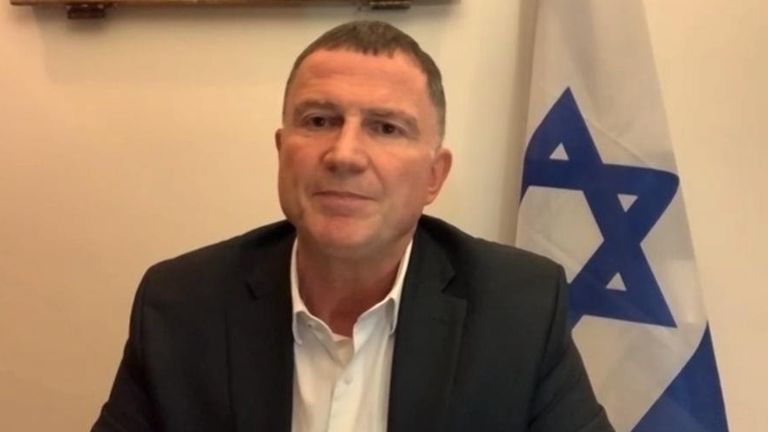 Le ministre israélien de la Santé Yuli Edelstein a déclaré que le pays devait `` sortir '' s'il veut reproduire le succès de la vaccination de son pays