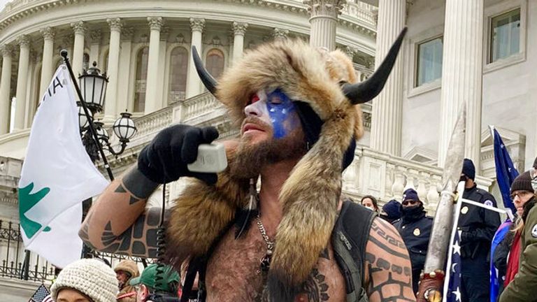 Photo par: zz / STRF / STAR MAX / IPx 2021 07/01/21 Jake Angeli, un QAnon 'Shaman', a été vu prendre d'assaut le Capitole hier à Washington, DC.  STAR MAX File Photo: 1/6/21 Le Capitole des États-Unis à Washington, DC a été violé par des milliers de manifestants lors d'un 