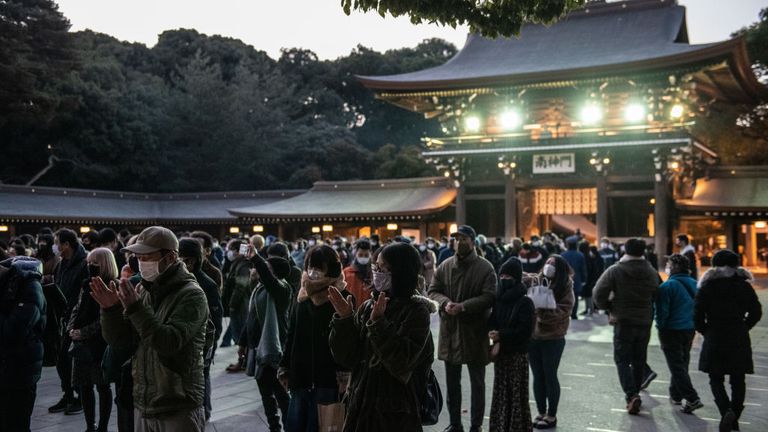 Les gens prient pour la nouvelle année au sanctuaire Meiji à Tokyo, Japon