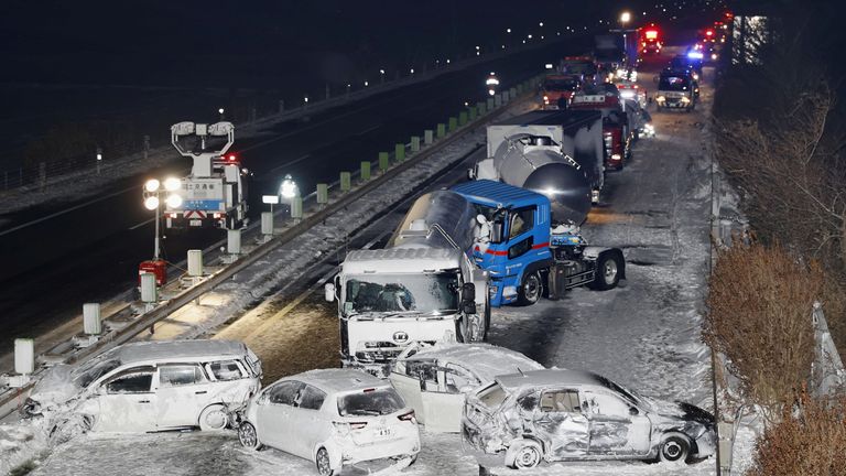 Série d'accidents de voiture lors d'une tempête de neige sur l'autoroute Tohoku à Osaki
