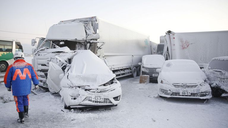 Série d'accidents de voiture lors d'une tempête de neige sur l'autoroute Tohoku à Osaki
